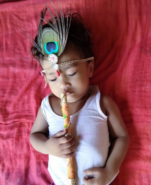 sleeping child ❤️
sleeping Krishna 🥰
a child is sleeping just like Krishna.