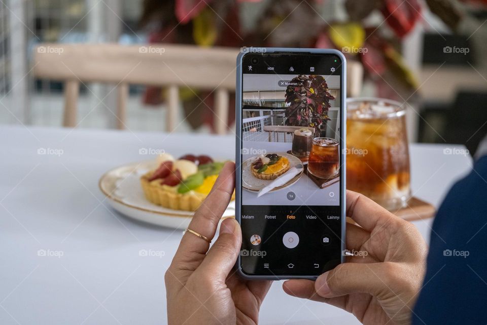 trying to shot a picture with smart phone