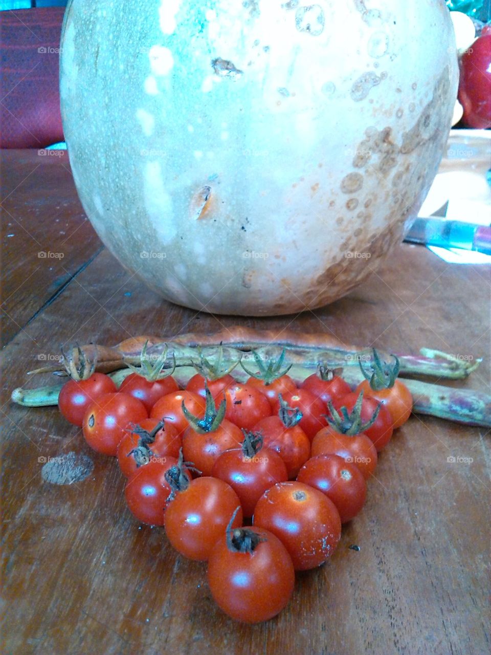Unos lindos tomates y un calabacín.