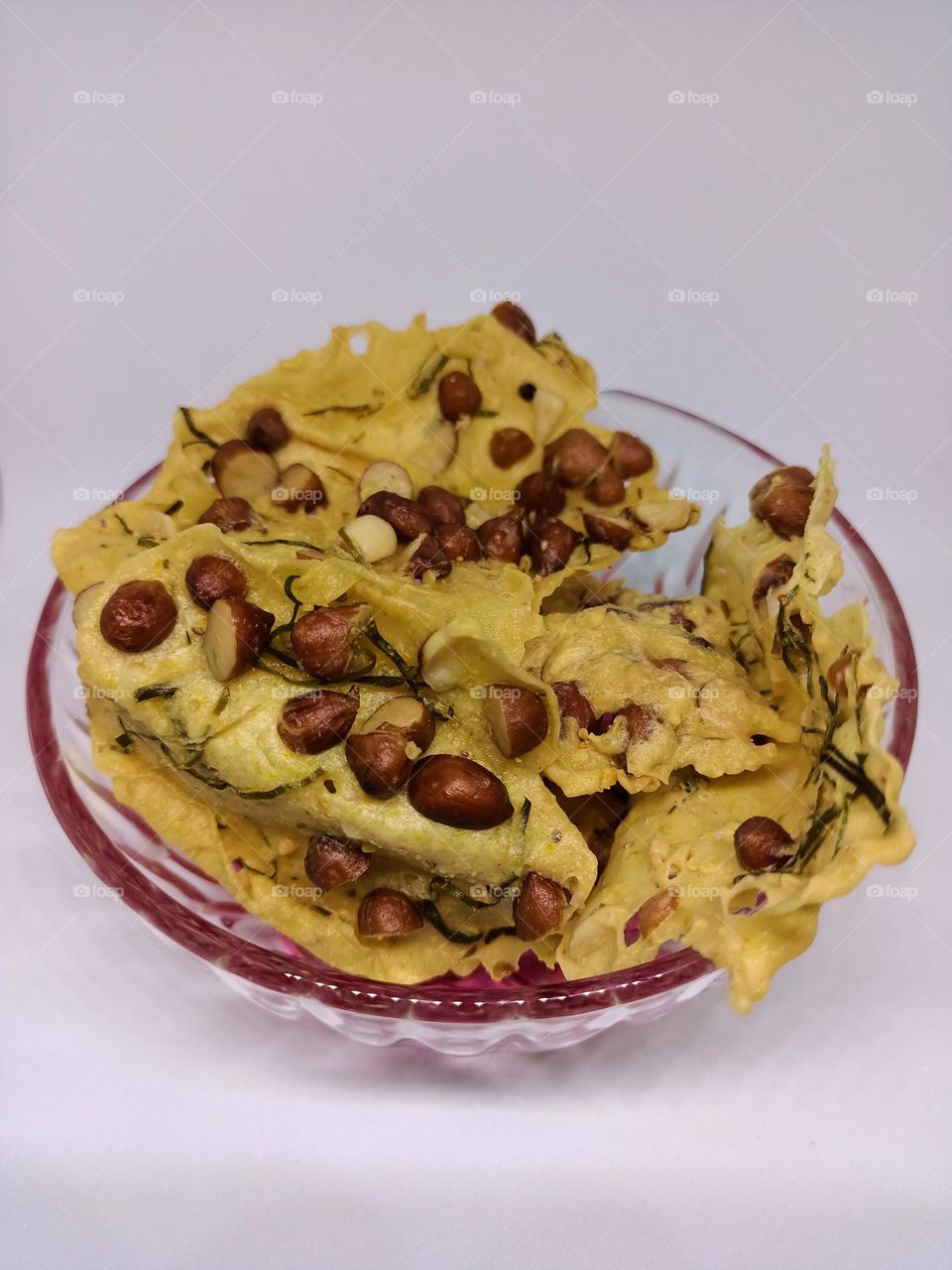 Rempeyek or peyek is a deep-fried savoury Indonesian-Javanese cracker. The most common type of rempeyek is peyek
kacang ("peanut peyek"). However, other ingredients can be used instead, such as teri (dried anchovies), rebon
(small shrimp), or ebi.