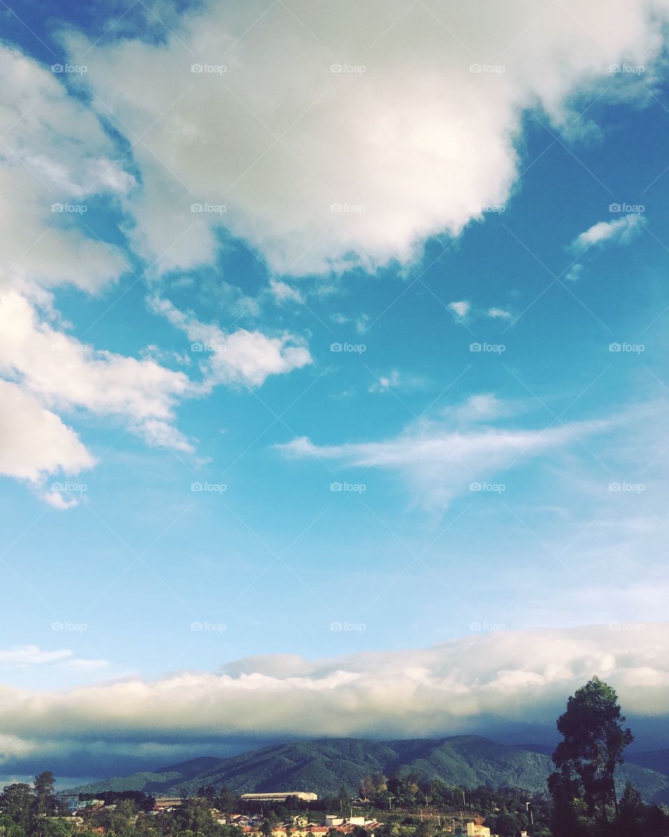 E como hoje não tem sol nem céu azul, vale publicar a foto de dias atrás aqui do Bairro Medeiros: que tal essa vista para a Serra da Ermida?
📸
#FOTOGRAFIAéNOSSOhobby
#natureza #paisagem #nuvens #morning #inspitarion