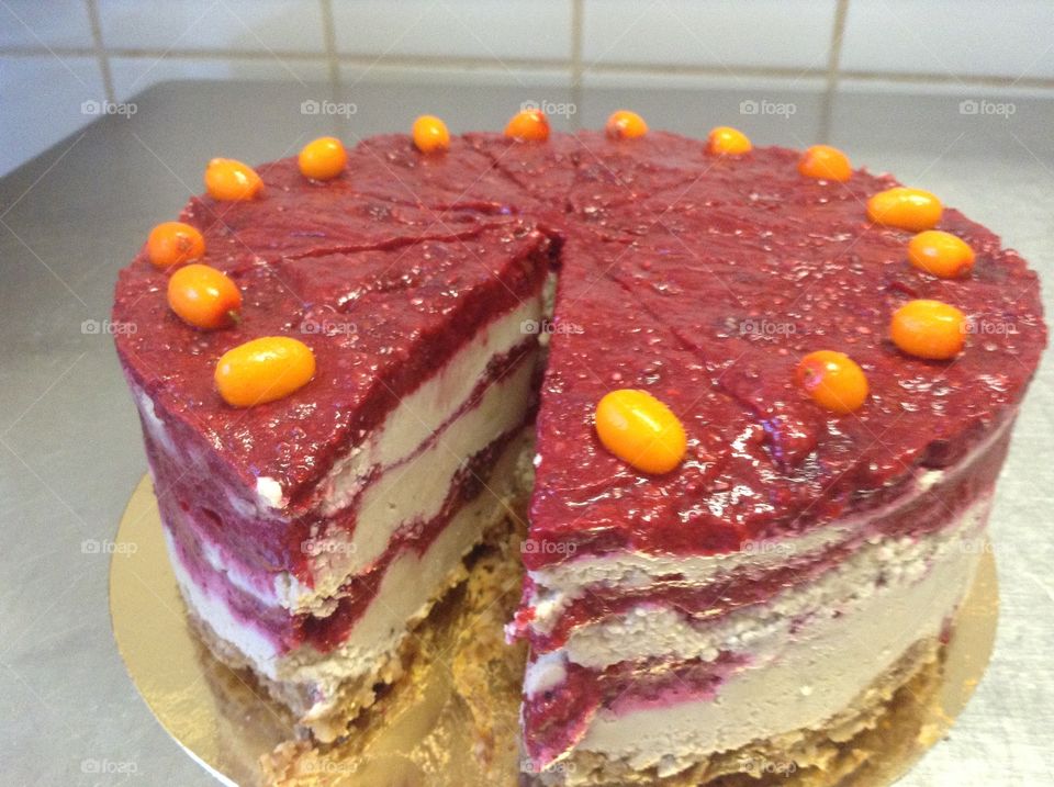 This is an Raw cheesecake made of cashew nuts mixed with coconut butter and vanilla.
 Raspberries mixed with chia seeds.