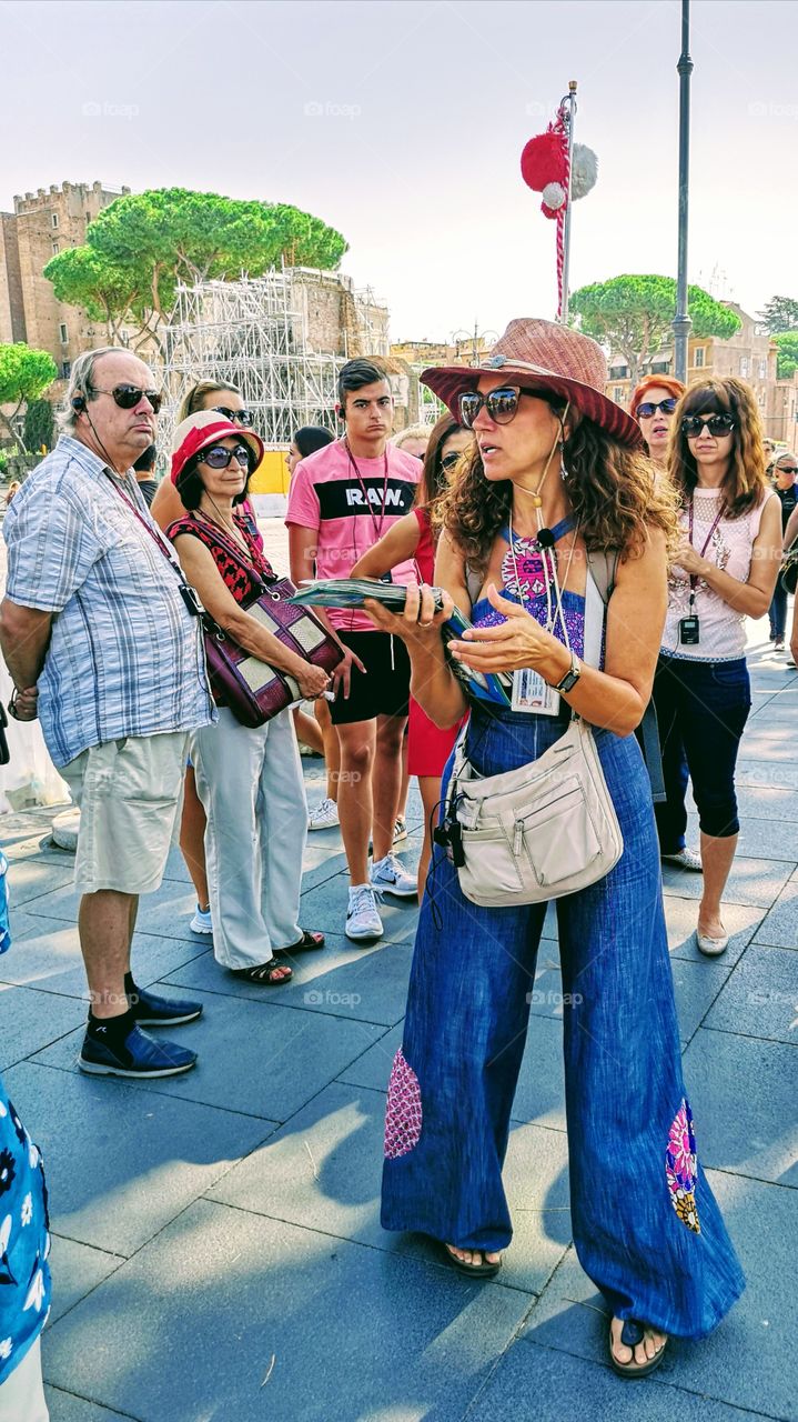 Tour guide who speaks to tourists