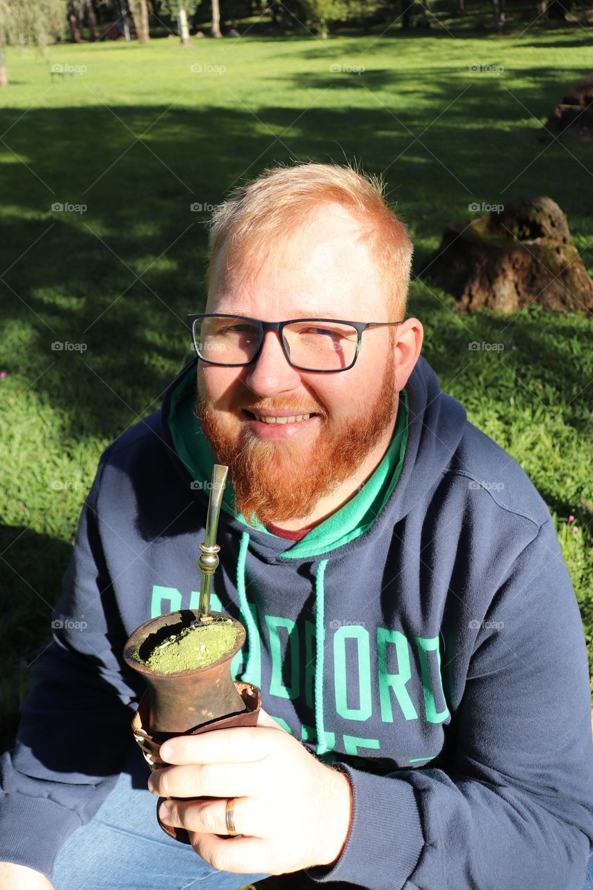 Homem tomando chimarrão