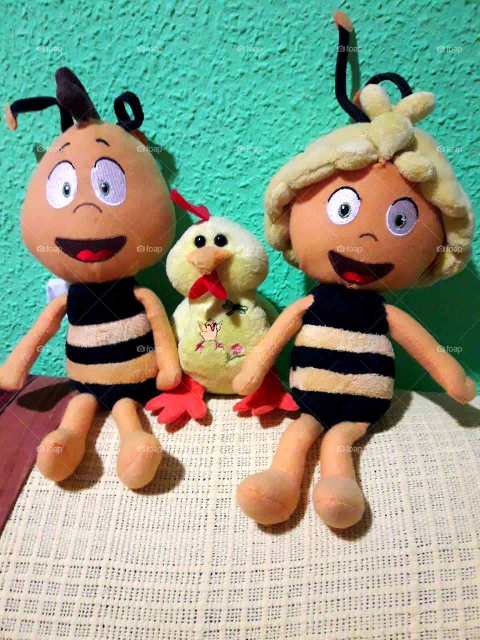 La parejita feliz de Willy y la abeja Maya, acompañados de su amiguito pollito.
