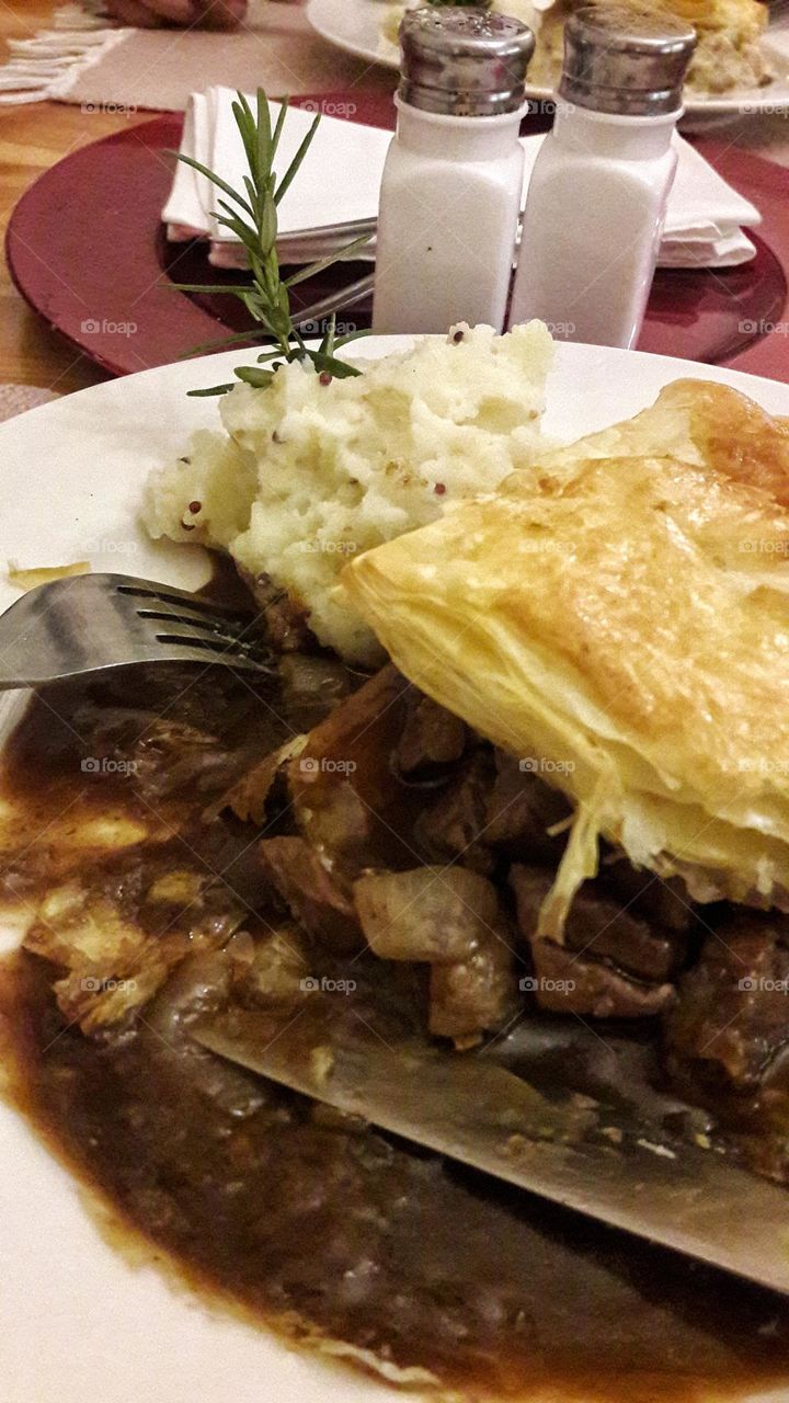 Steak and onion pie with mash.👌