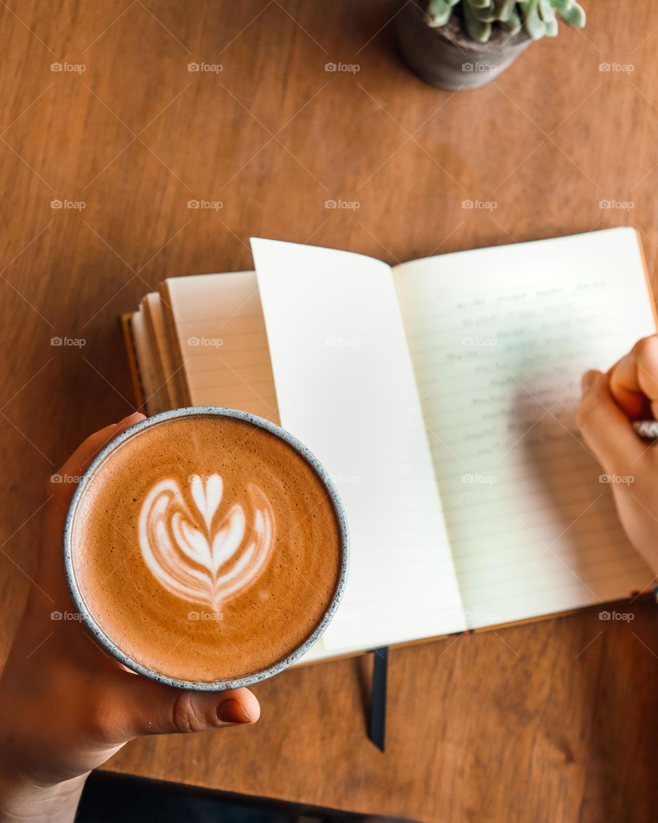 Capuchino , café y libro 