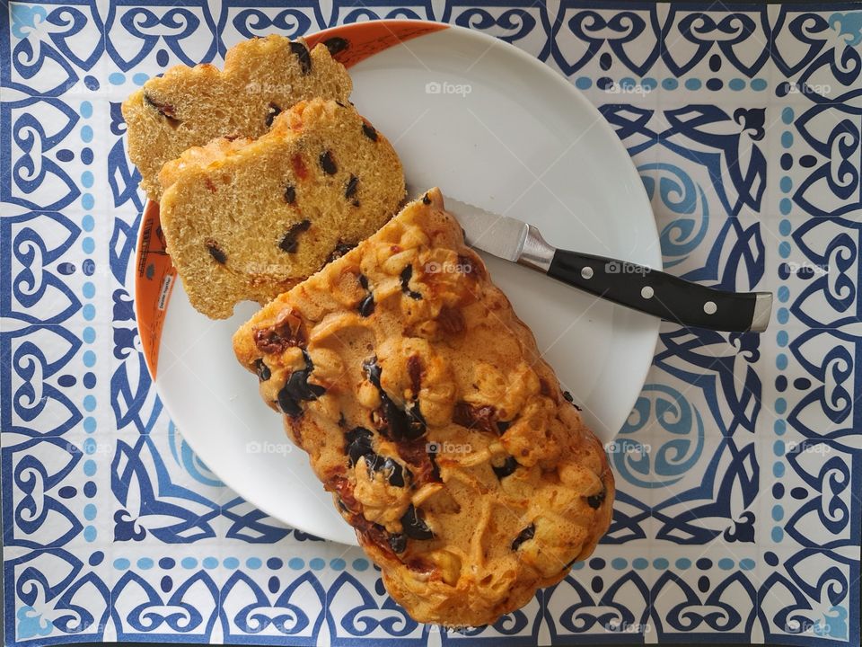 Salty plumcake with tomatoes and black olives
