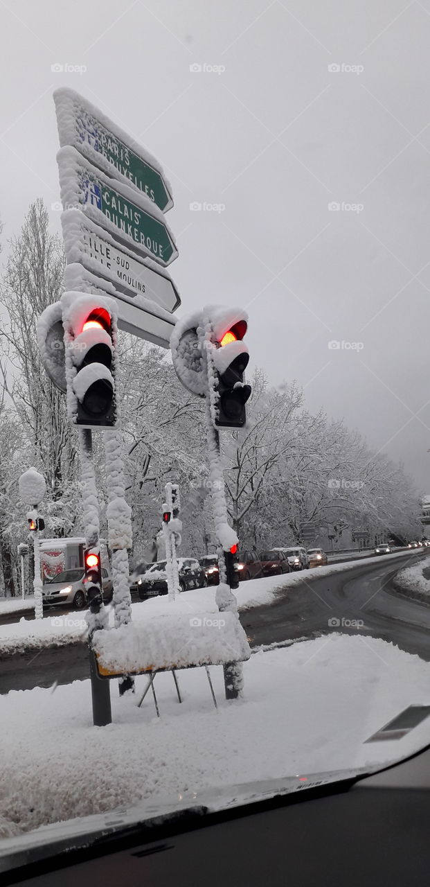 feu tricolore enneigé