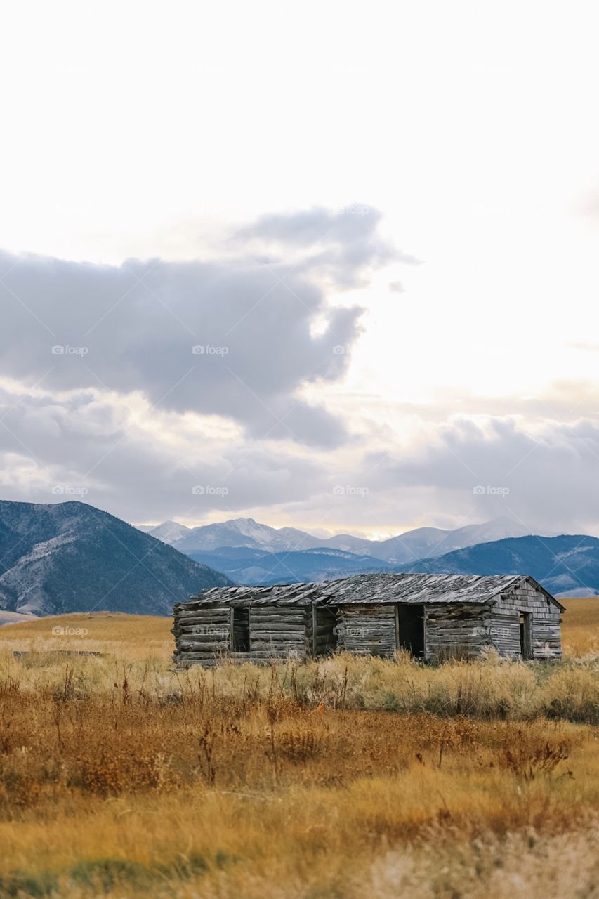 Super spooky yet beautiful abandoned building in the fall. Makes you wonder who lived there. 