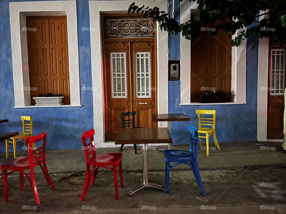 Colorful furniture and simplicity at a cafeteria 