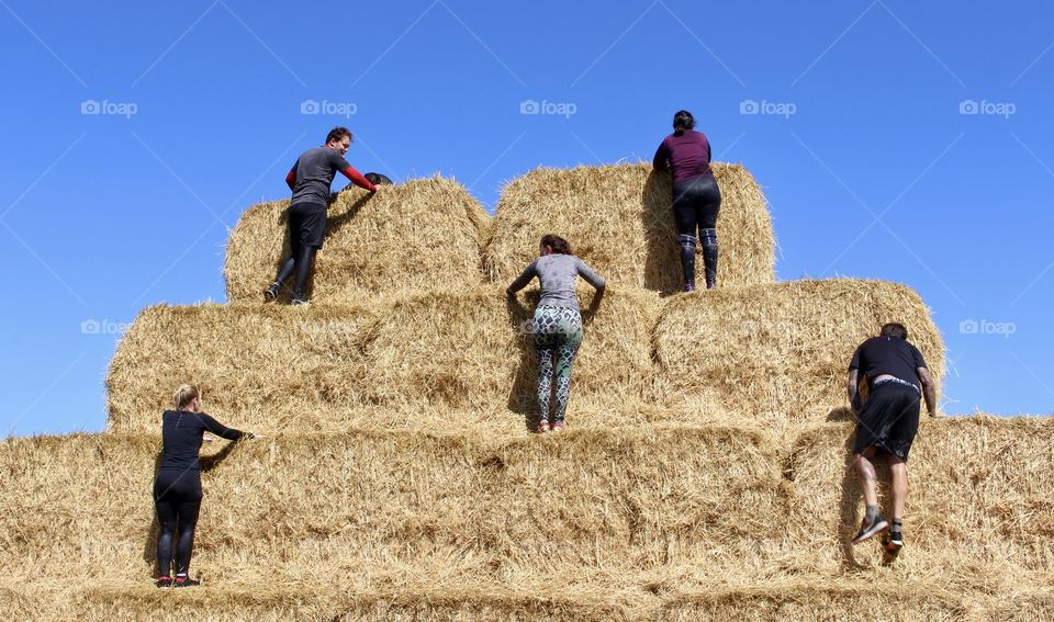 5 friends climbing