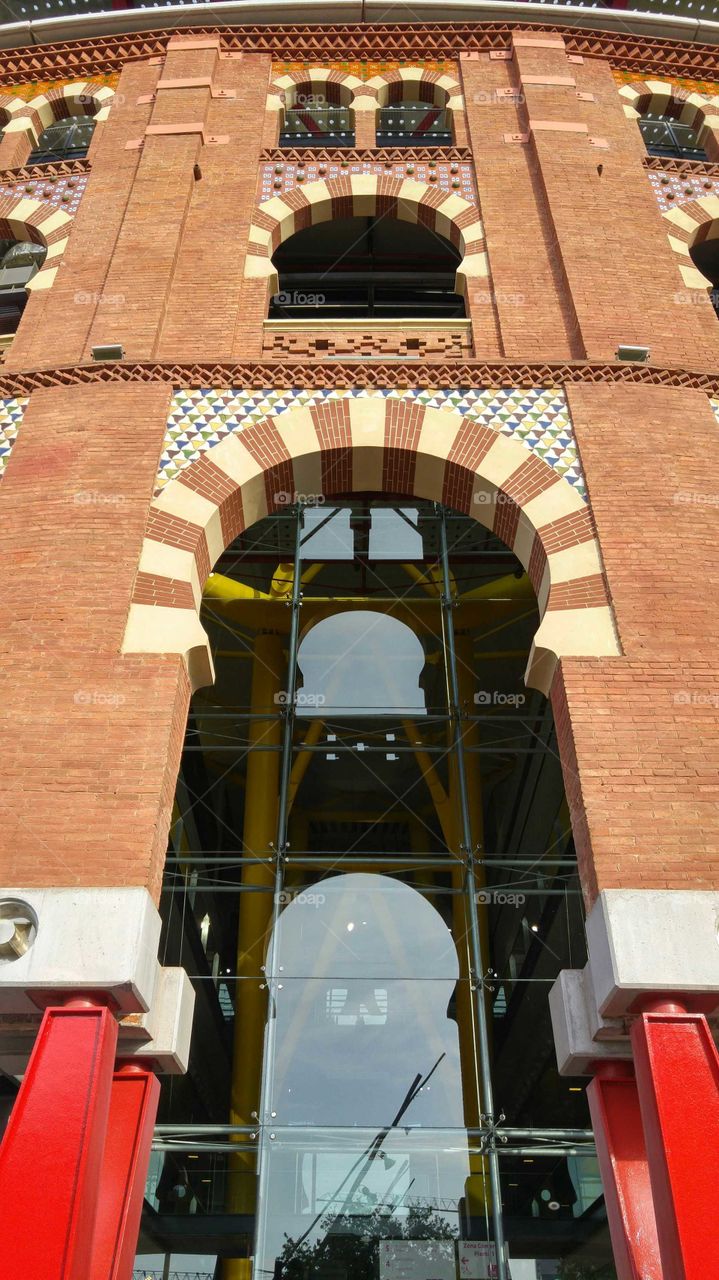 Elevated facade and with fixing supports