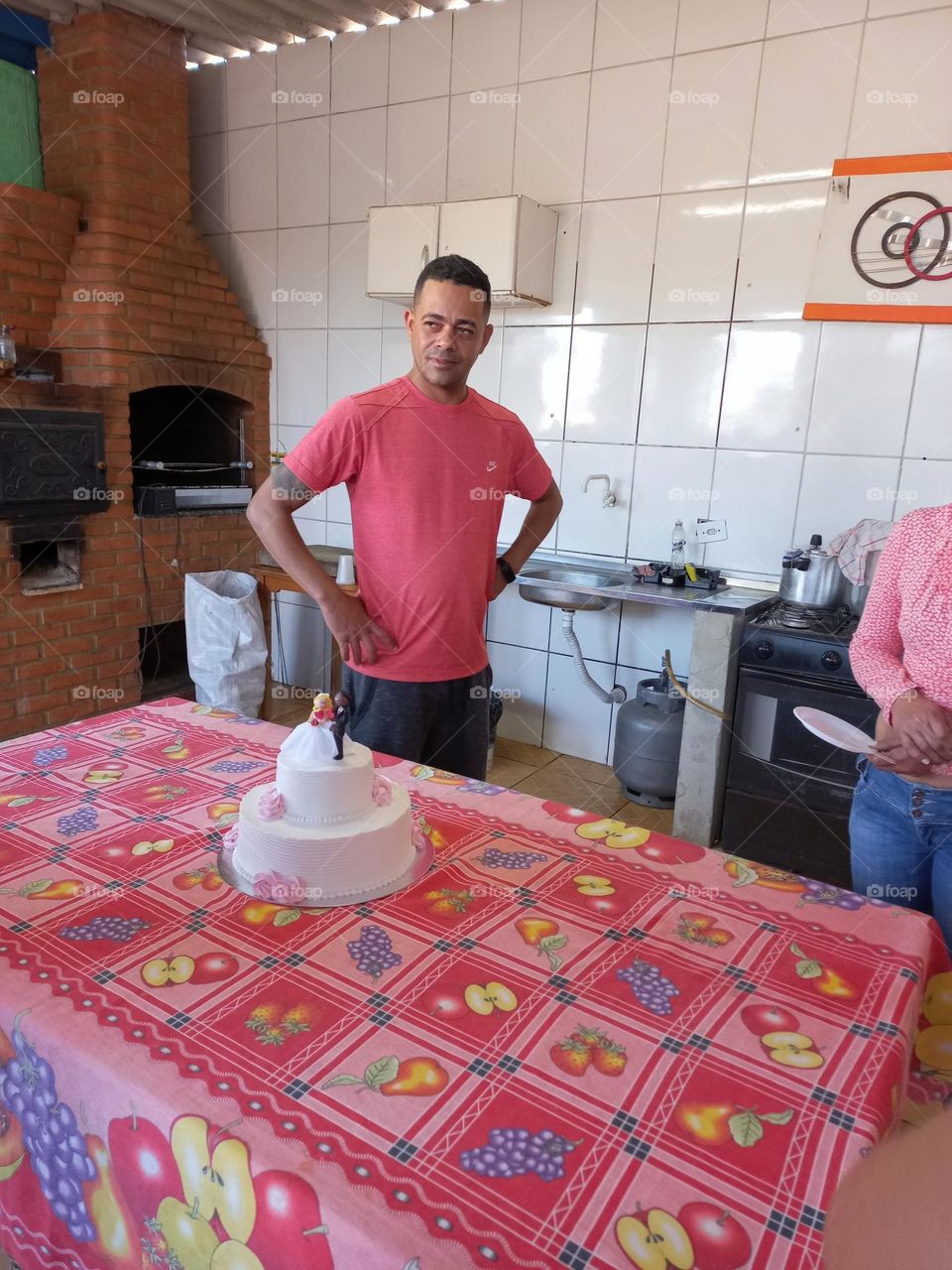 Jovem num momento muito especial: diante do seu bolo de casamento