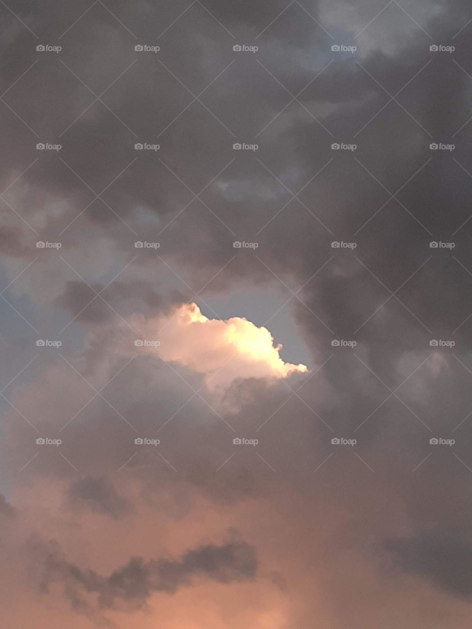 una luz solar a una nube en plena formación de tormenta