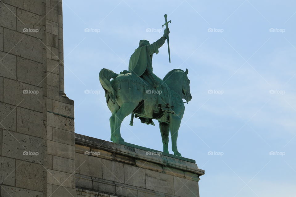 statue sur le haut de paris