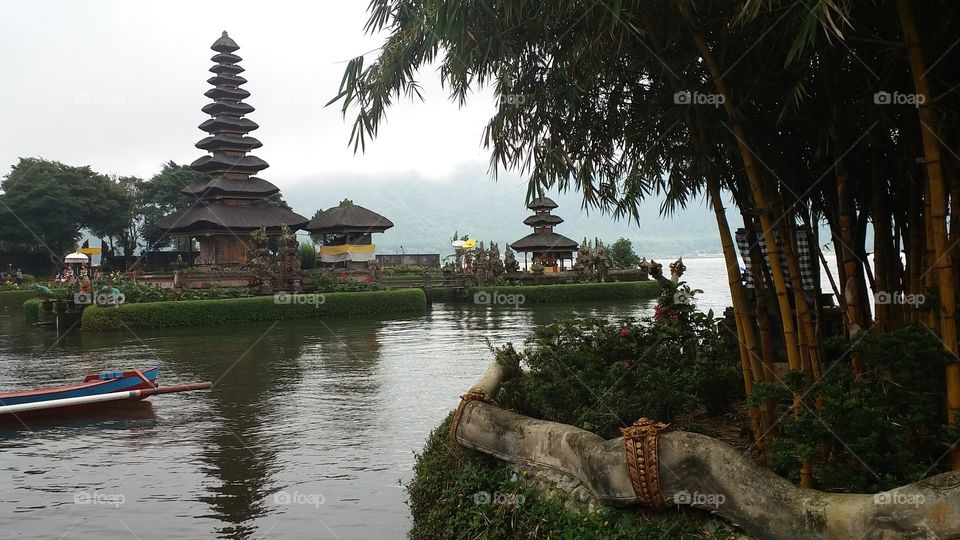 the tample in the middle of lake