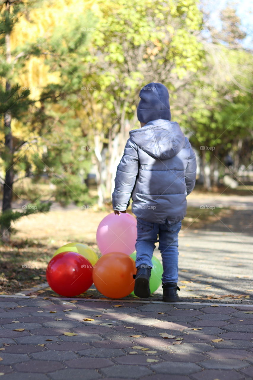 мальчик в парке с шарами
