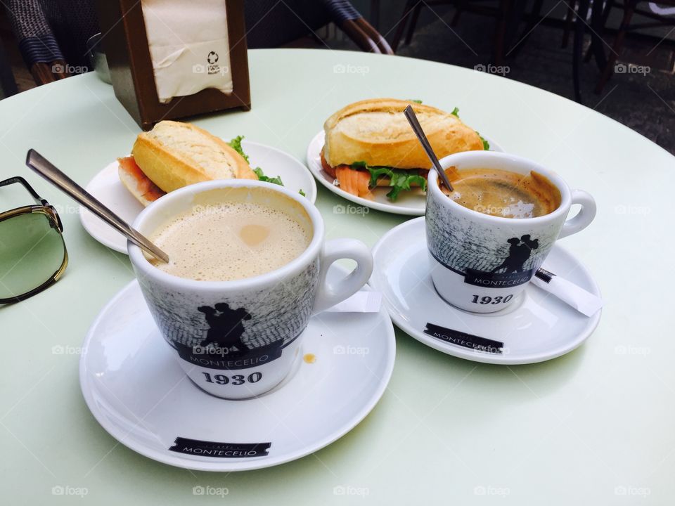 Desayuno con café y bocadillos de salmón ahumado 