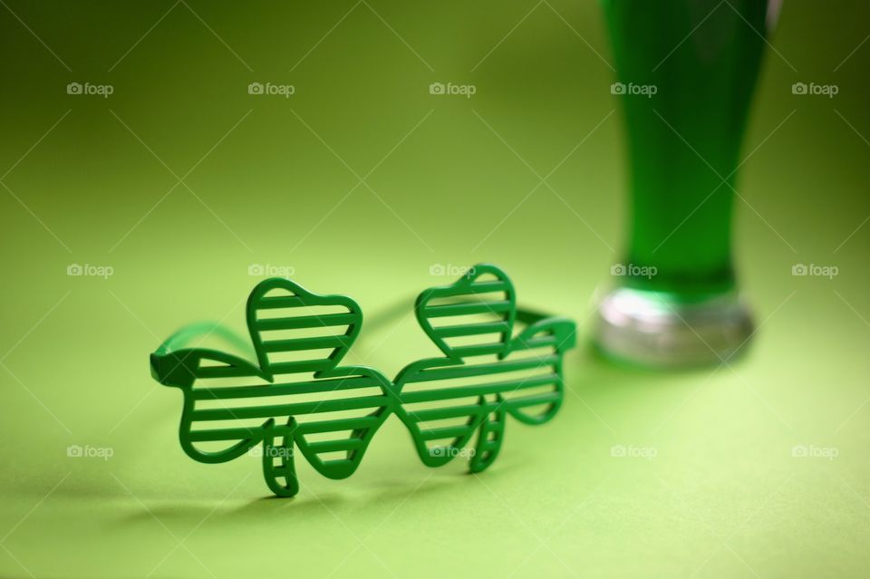 St. Patrick's day, green, leprechaun, beer, green beer, paraphernalia, Ireland, Irish, March 17, clover, lucky, luck, good luck, coins, wealth, hat, leprechaun, pot, confetti, holiday, Wallpaper, background, spectacles, carnival, karnavalnye glasses, green hat, celebration, parade, cocktail, drink, drinking, alcohol, Mixology, drink, top, minimal, festival, party, March, event, accessories, festival glasses, spring, deep green, green, grass, thematic, national, tradition, traditions, traditional, St. Patrick, Patricks, Saint Patrick, patricks, still life, symbol, 