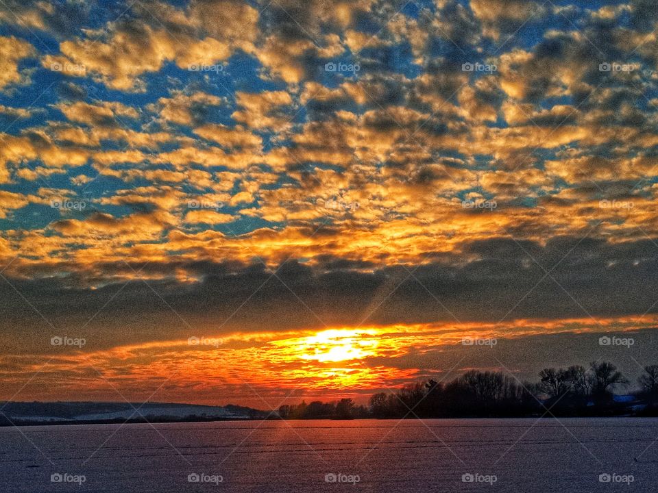 it feels like the sun is a layer that slowly descends to earth😍