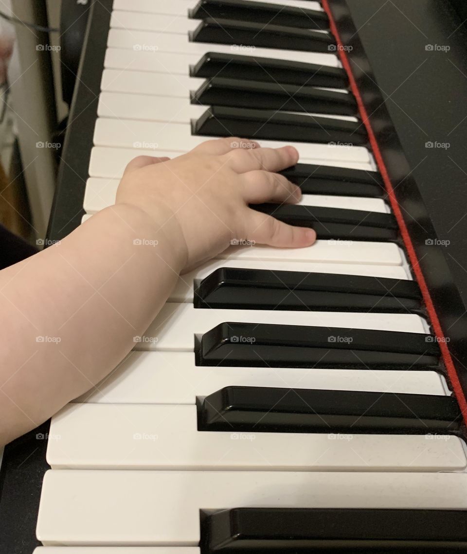 Baby is playing the piano 