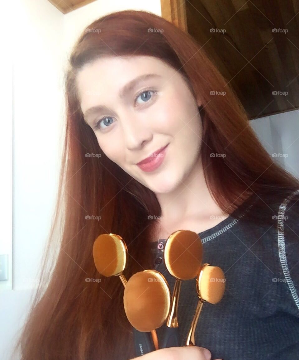 Selfie 
Oval Brushes!! 💋🦄
Get yours @ www.simpleglamgirls.com
For a 20% DISCOUNT use my code: GabriellaShreeve 

