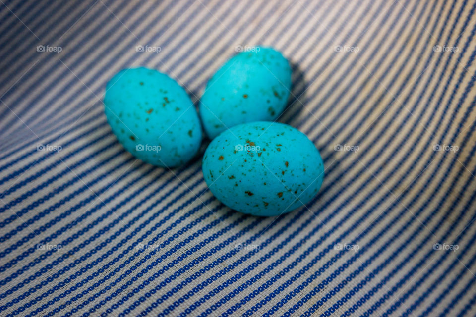 three small blue spekkeled eggs
