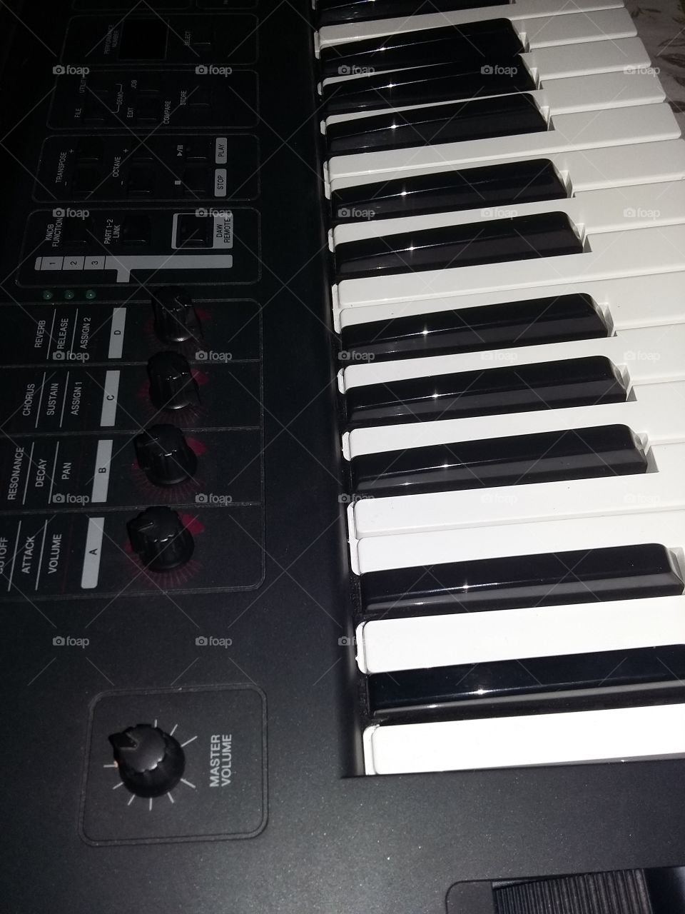 teclado musical eletrônico,  detalhes da parte da frente do teclado.