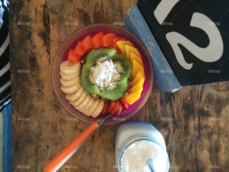 Colorful and Healthy Pitaya Breakfast Bowl