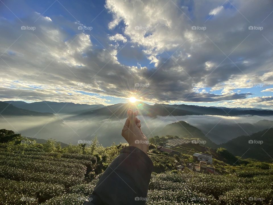 Who love sunrise? Me me me. With blue sky, sea of cloud, lucky sunrise. Love it. 
