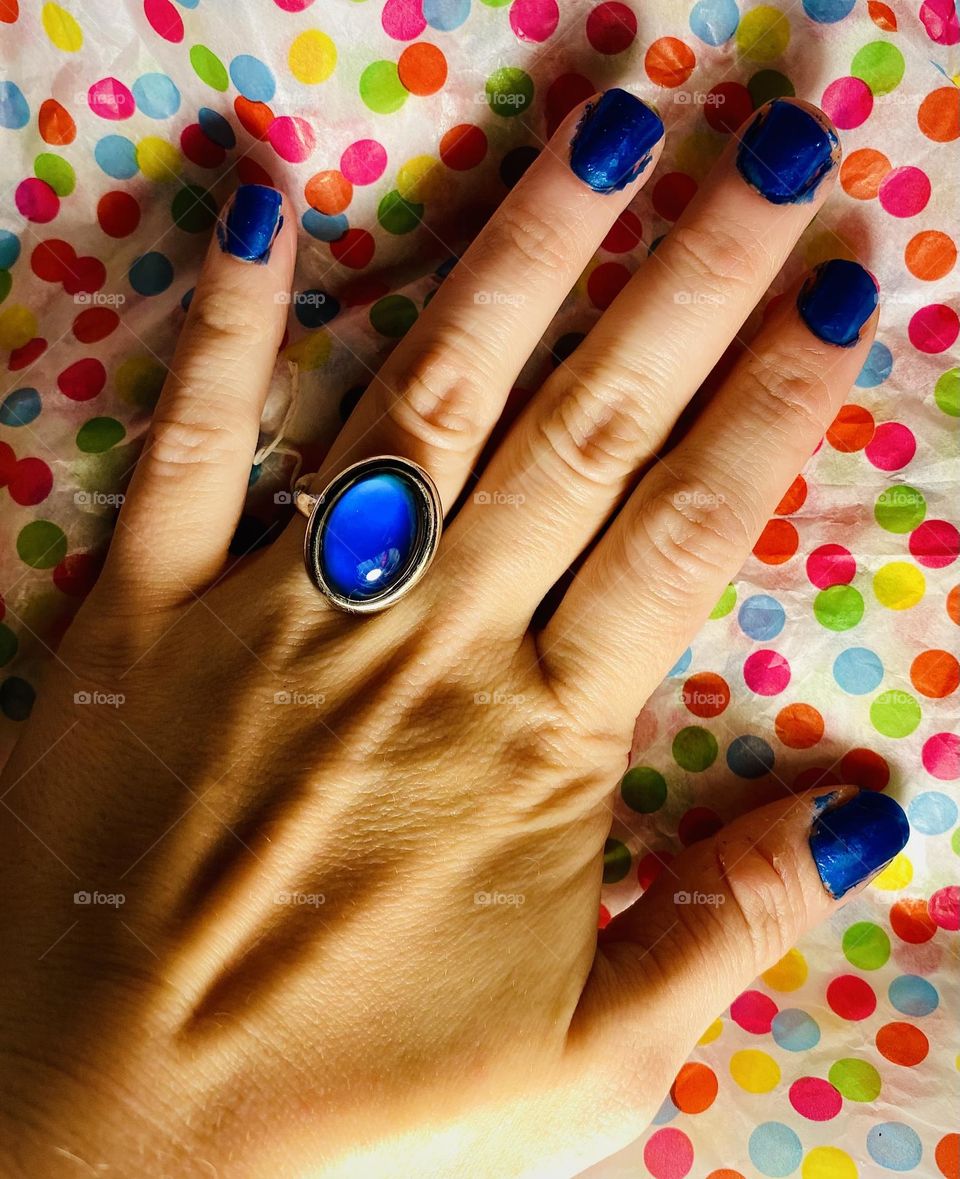 natural nails, with Pepsi cola blue nail polish! So natural that the polish isn’t perfect at all, but I like it. 