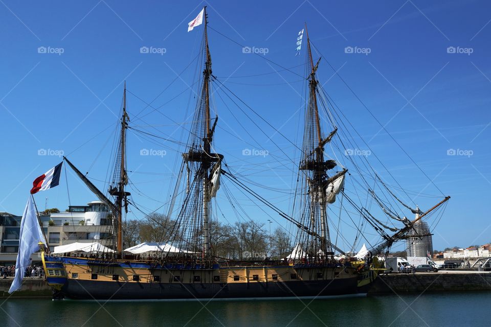 Vue de profil de l'Hermione au port de La Rochelle (France). De profil, l'Hermione affiche ses quelque 65 mètres de longueur