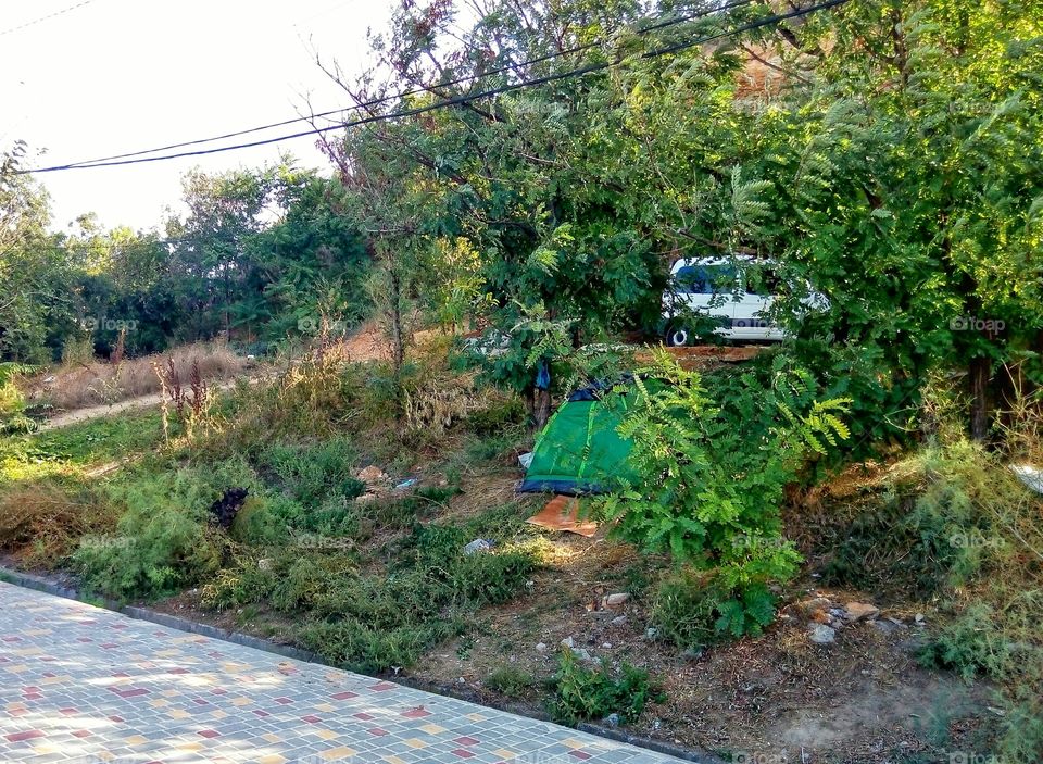 tent and car on the slope of the sea палатка и автомобиль на склоне у моря