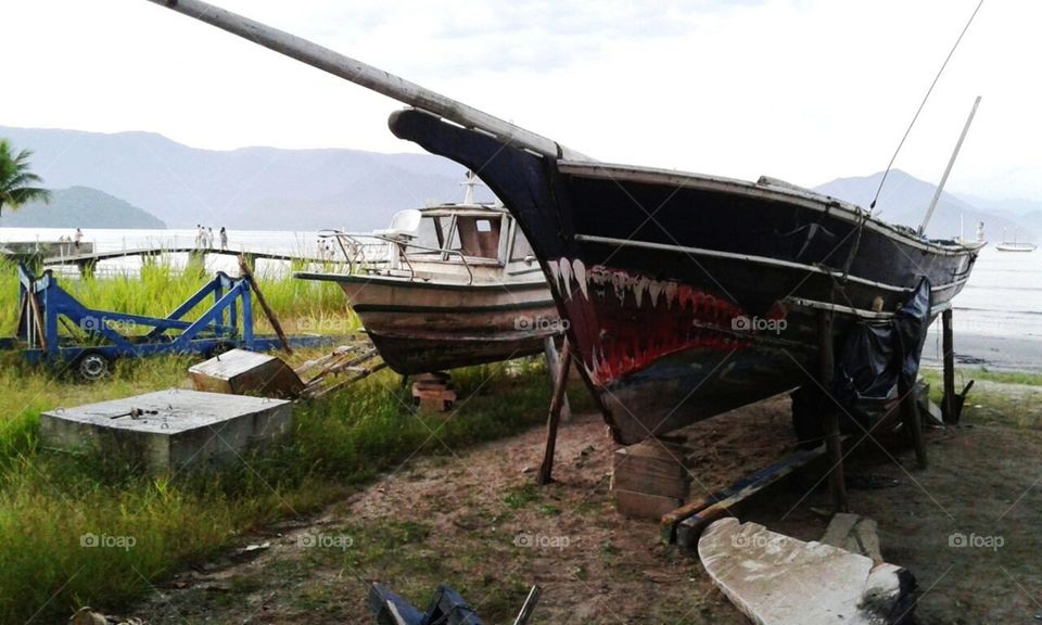 Velhos barcos às margens da praia.