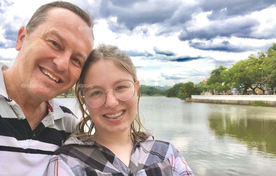 🇺🇸 My daughter Marina and I at Lago do Taboão, in this beautiful landscape in Bragança Paulista (Brazil). / 🇧🇷 Minha filha Marina e eu no Lago do Taboão, nesta paisagem tão bonita em Bragança Paulista (Brasil).