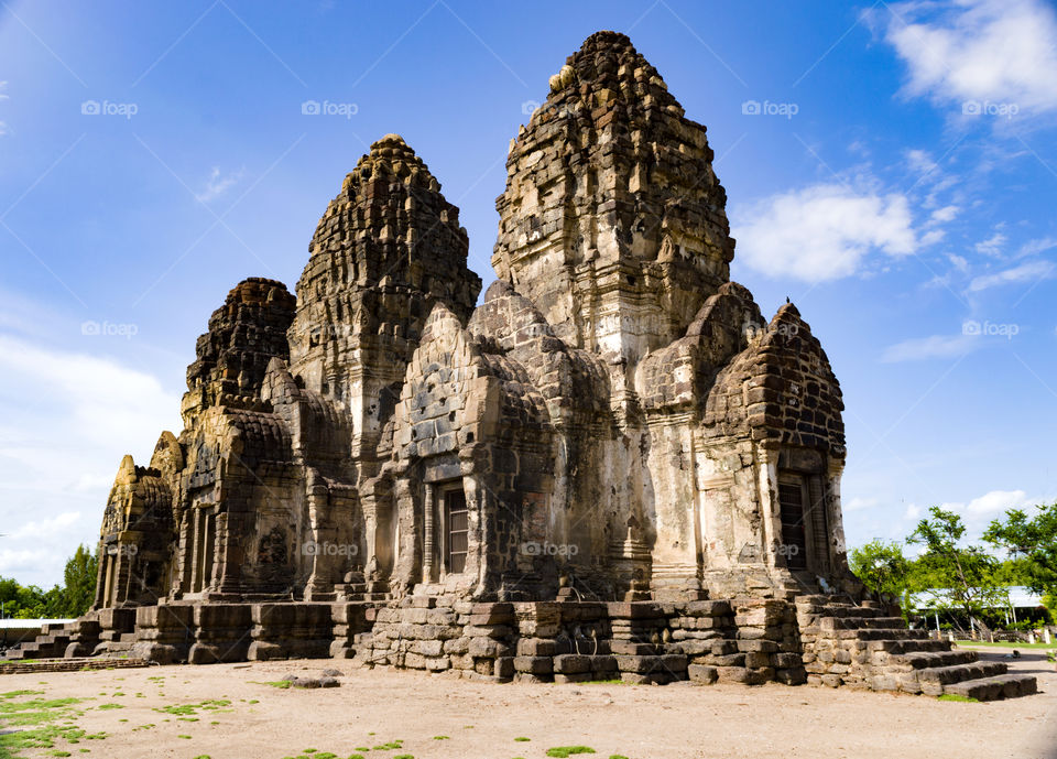 prang sam yot temple of the monkeys Lopburi is a very quiet city with few tourists, but one of the most peculiar places to visit in Central Thailand. Here you can have real contact with Thai culture. The only reason why this place is among the tourist places of Thailand is its famous temple of the monkeys