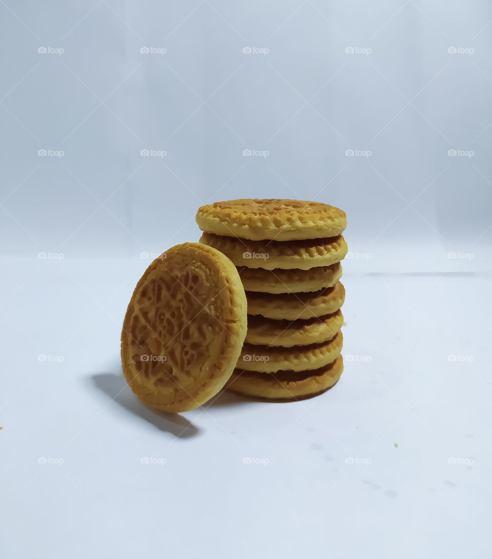 crispy biscuits and coconut flavor