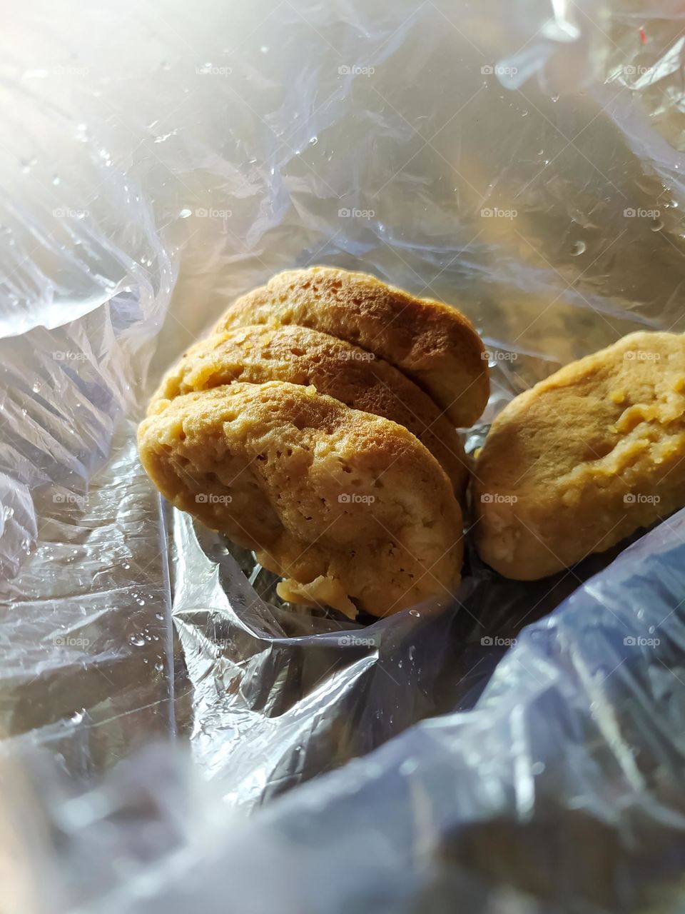 gonjing cake in white plastic