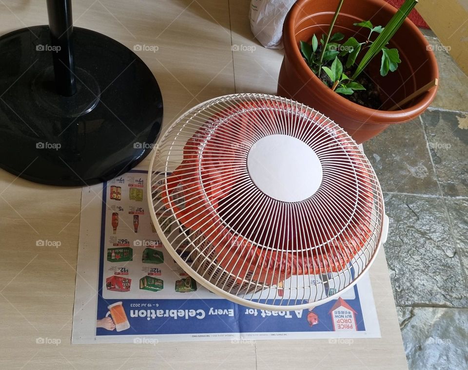 Repainting a fan grill with enamel paint
