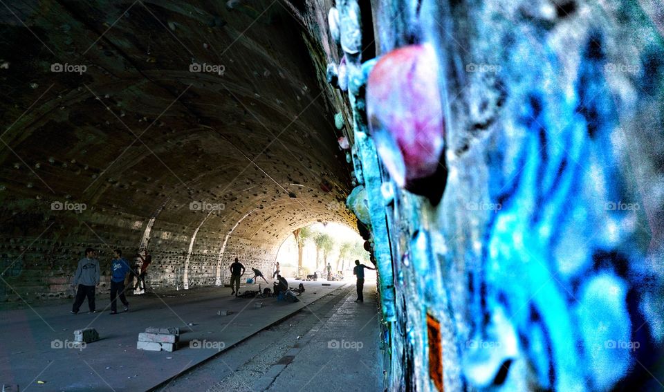 Graffiti en la entrada del tunel