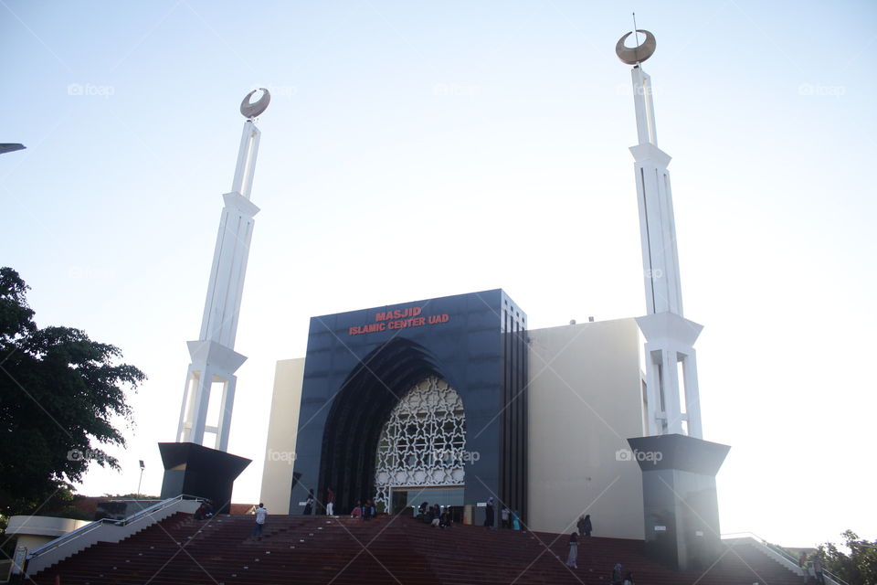masjid uad yang sangat besar dan untuk umum .