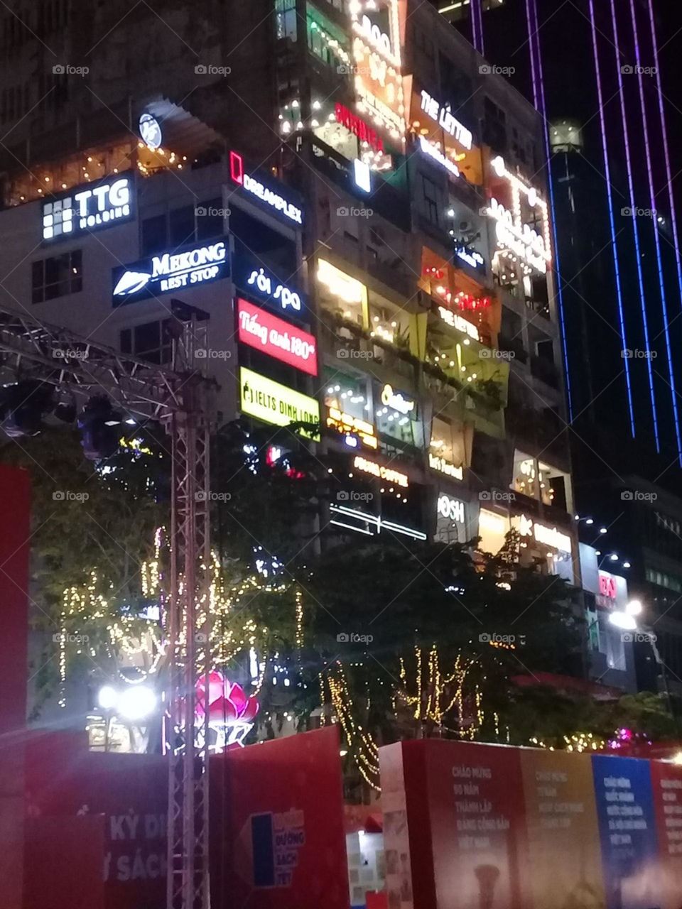 Toà nhà nhiều bảng hiệu kinh doanh khác nhau.