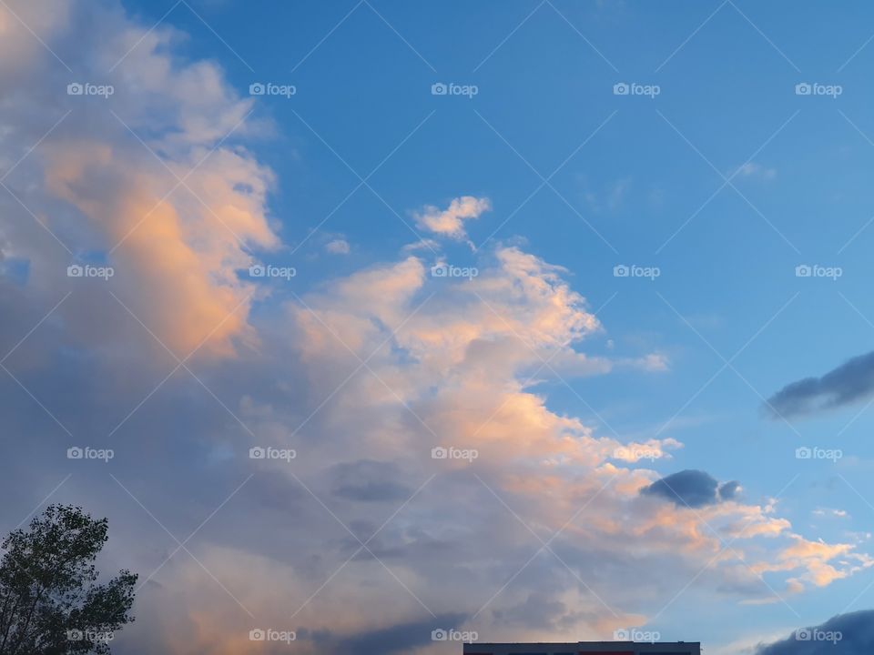 clouds on the sky in the evening