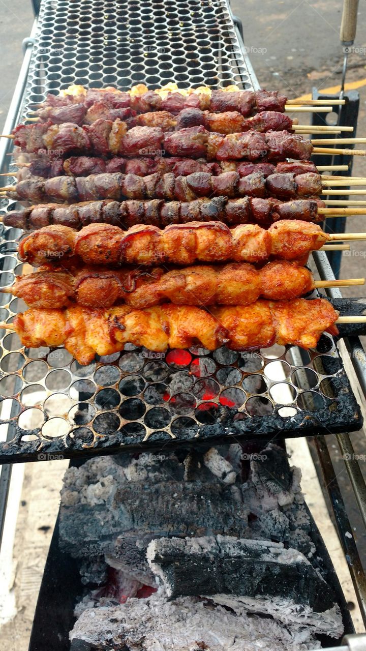 Espetos. Churrascos de carnes; bovina, suína e, frango.