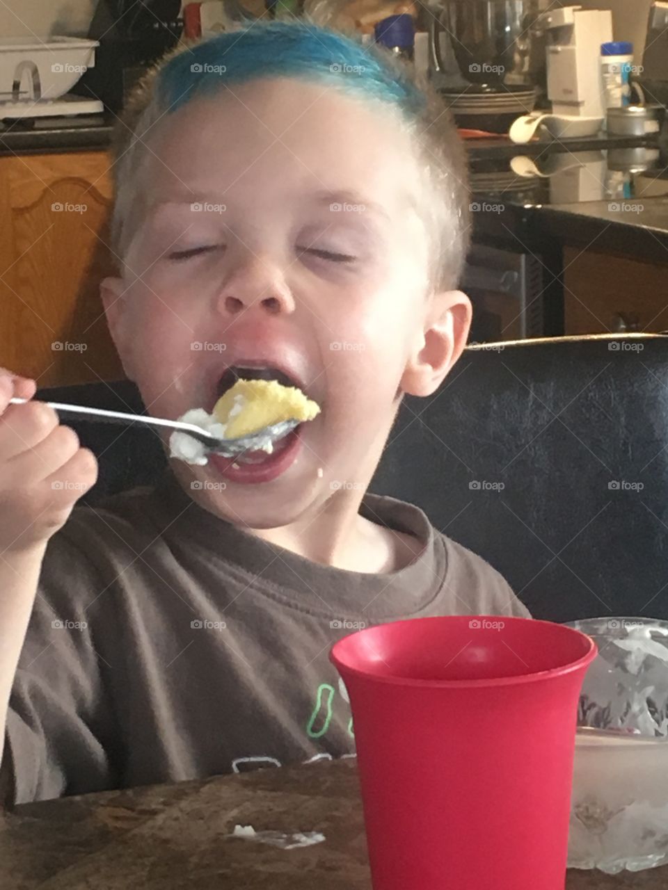 Little boy eating dessert 