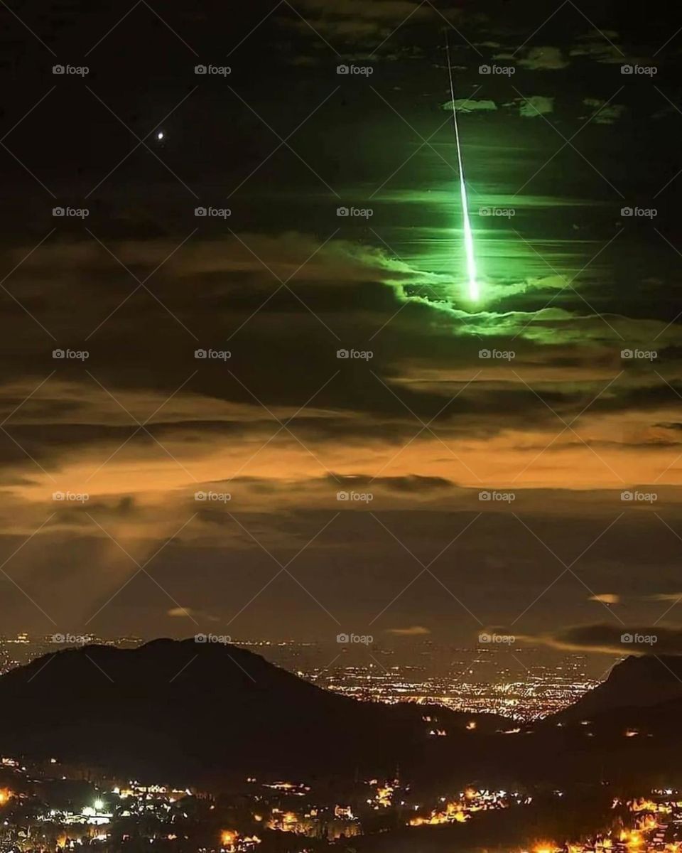 Stunning picture of a green meteor