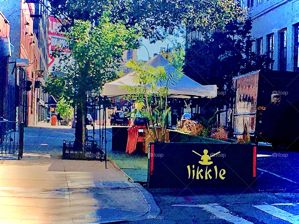 The „likkle (little) gardens“ cafe in Fort Greene, Bklyn with outside service, sun umbrellas, patio tables & chairs due to Corona virus related restrictions imposed on businesses citywide in New York. Photo from August 2020. Hypnotic Productions