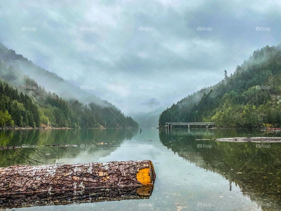 Beautiful Blue River Reservoir in Oregon, with reflecting waters and mountains and a cloudy sky 