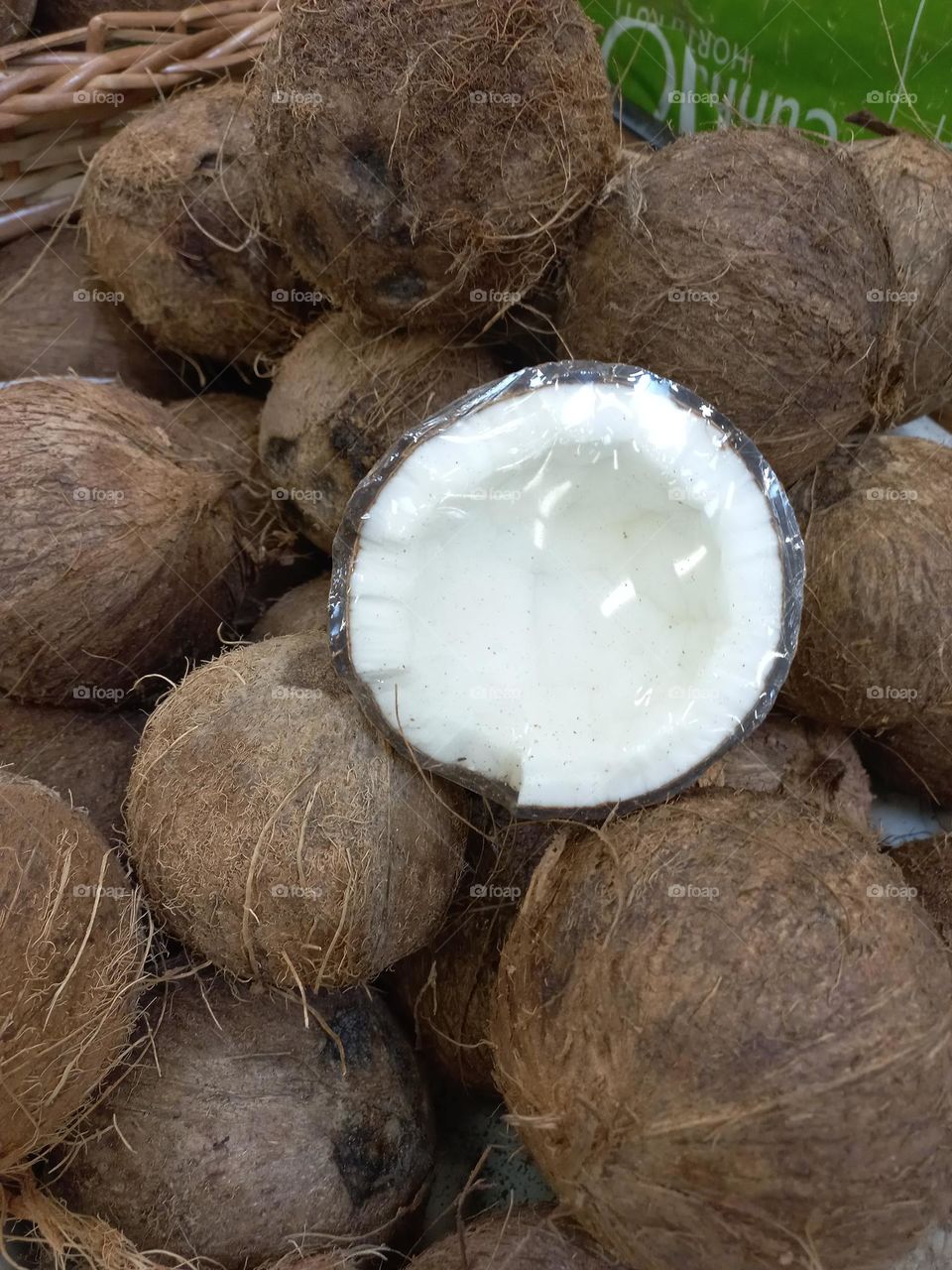 Da água à polpa: coco sacia e melhora ação do intestino. O coco é uma das frutas mais populares do Brasil. Ele é tão versátil que combina com pratos doces e salgados.